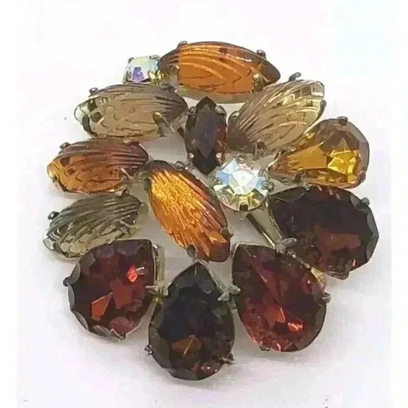 Vintage Brooch RARE Cut Scalloped Rhinestones Molded Glass Flower Gold Wash - Picture 10 of 14